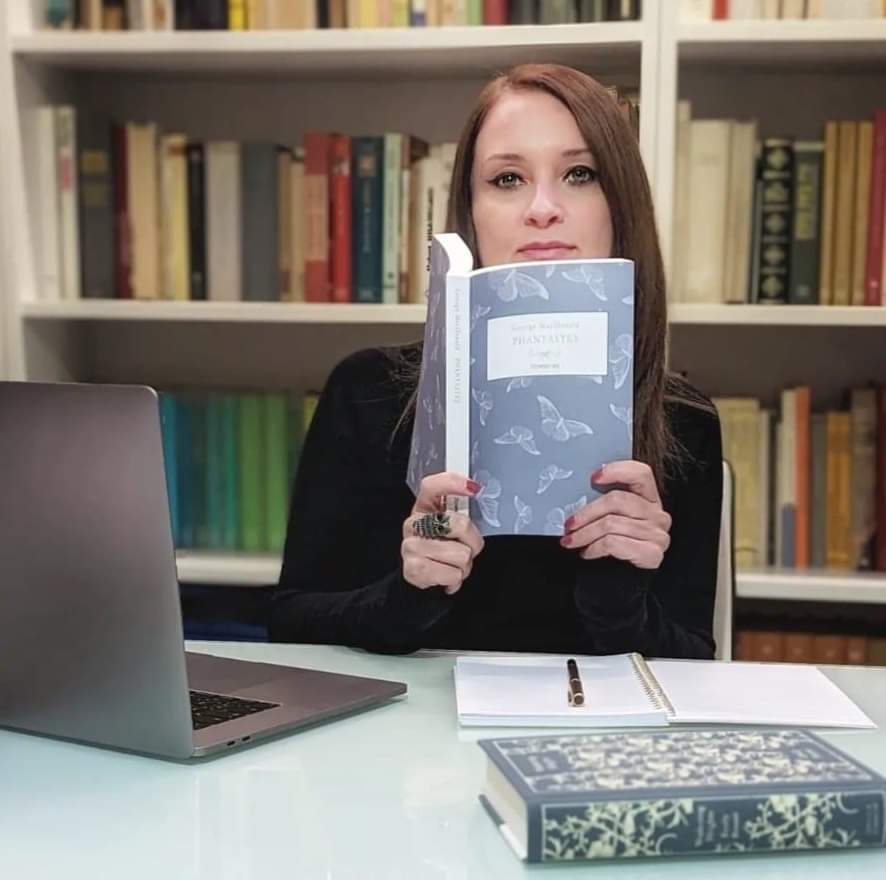 Michela Alessandroni scrittrice, storica, traduttrice letteraria, editrice indipendente.